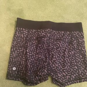 Lululemon spandex shorts black tortoise print size 8